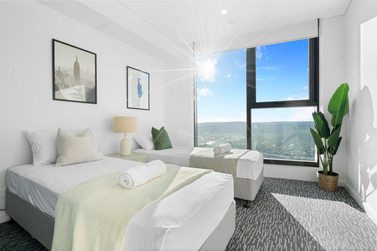The Seabreeze - Beachfront 67F Sunset 2 Bedroom Skyhome with Netflix & Pool