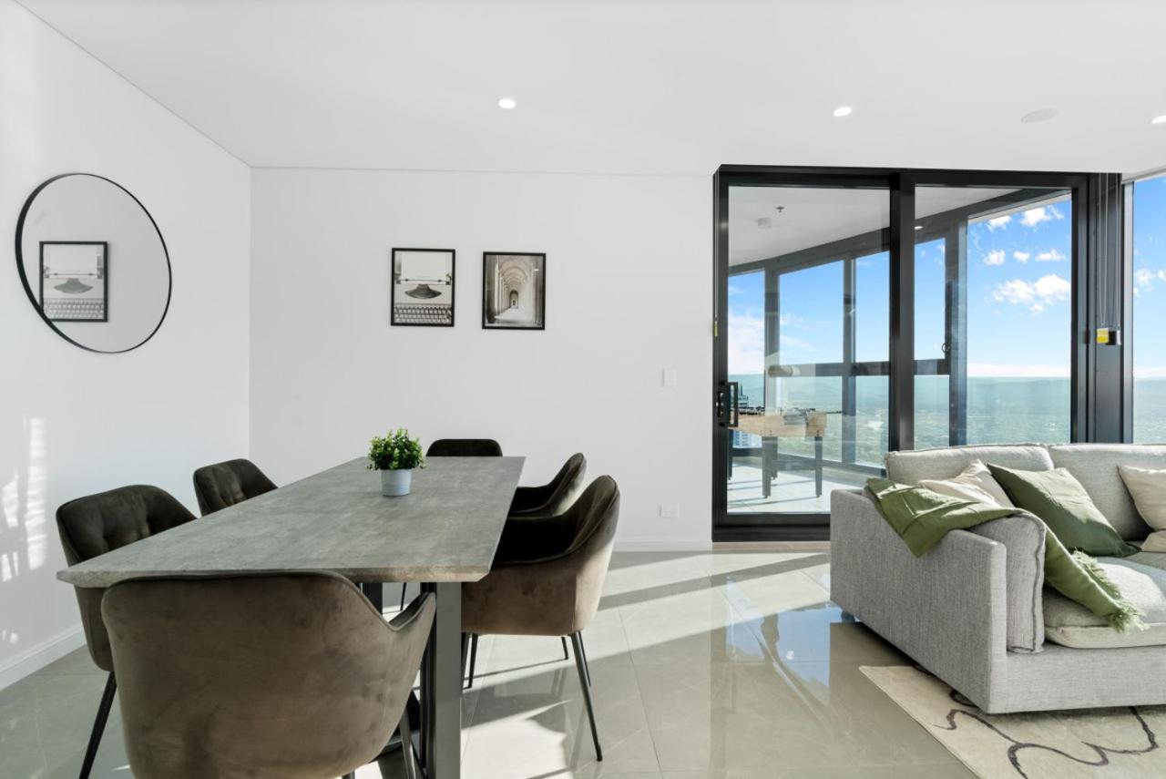 The Seabreeze - Beachfront 67F Sunset 2 Bedroom Skyhome with Netflix & Pool