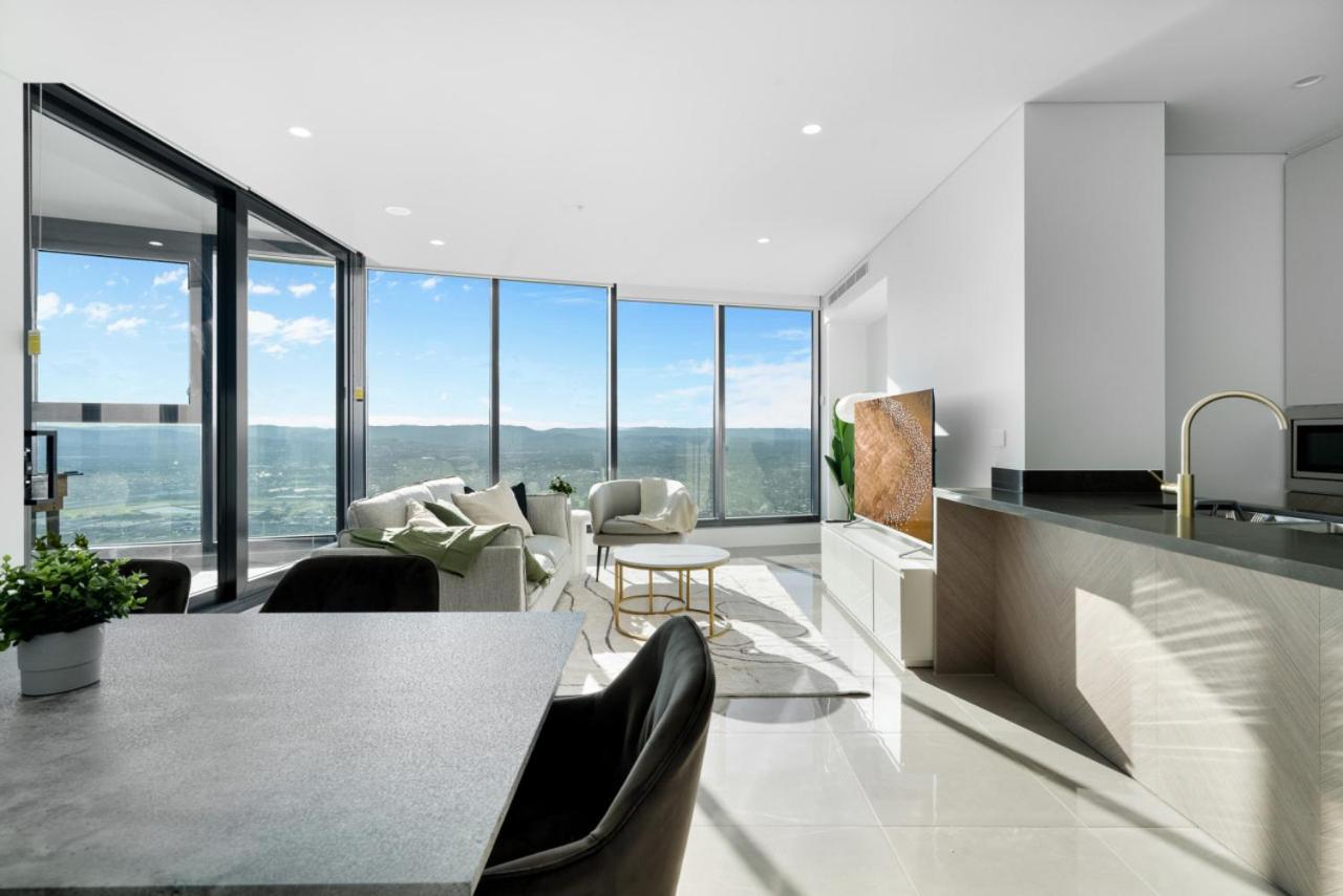 The Seabreeze - Beachfront 67F Sunset 2 Bedroom Skyhome with Netflix & Pool