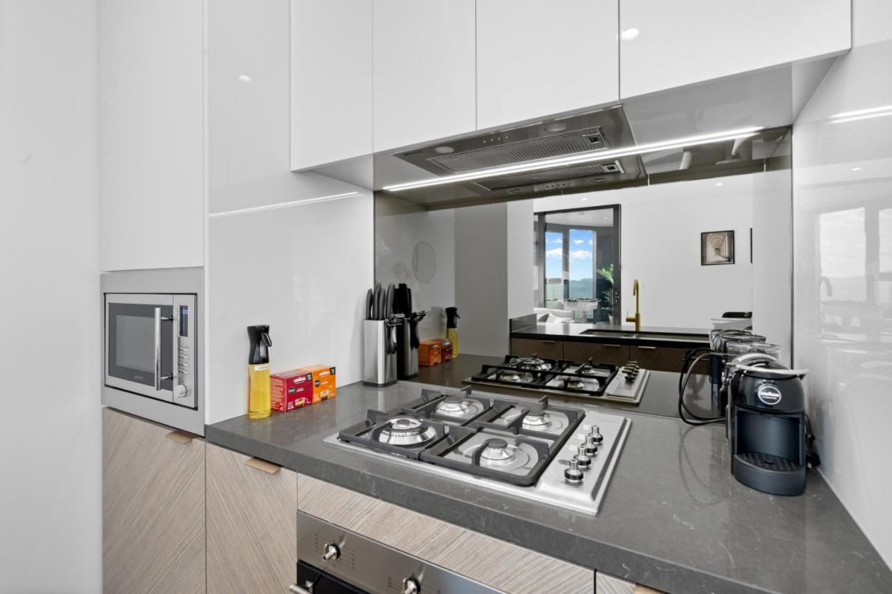 The Seabreeze - Beachfront 67F Sunset 2 Bedroom Skyhome with Netflix & Pool