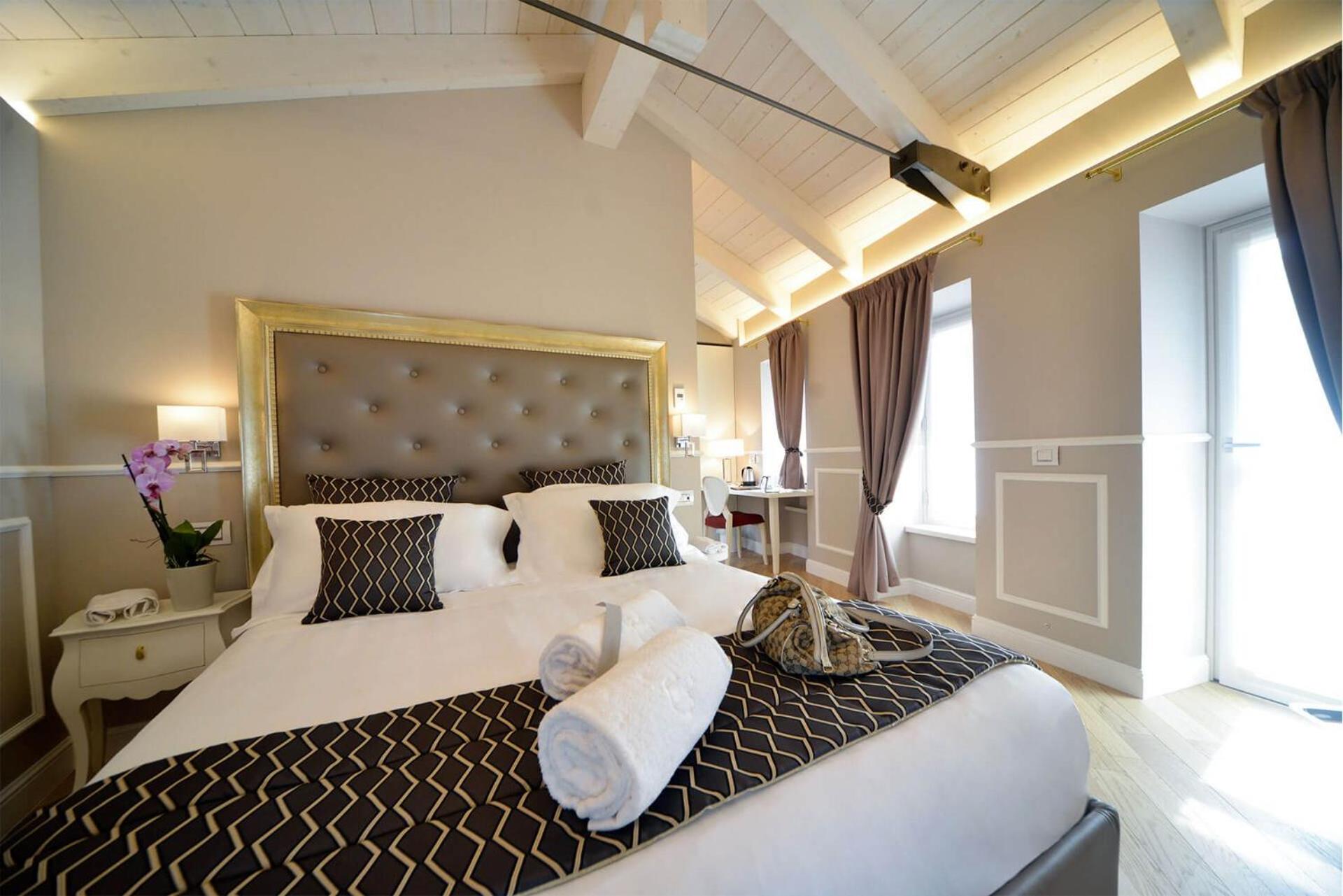 Eleìra Luxury Accomodations view 5