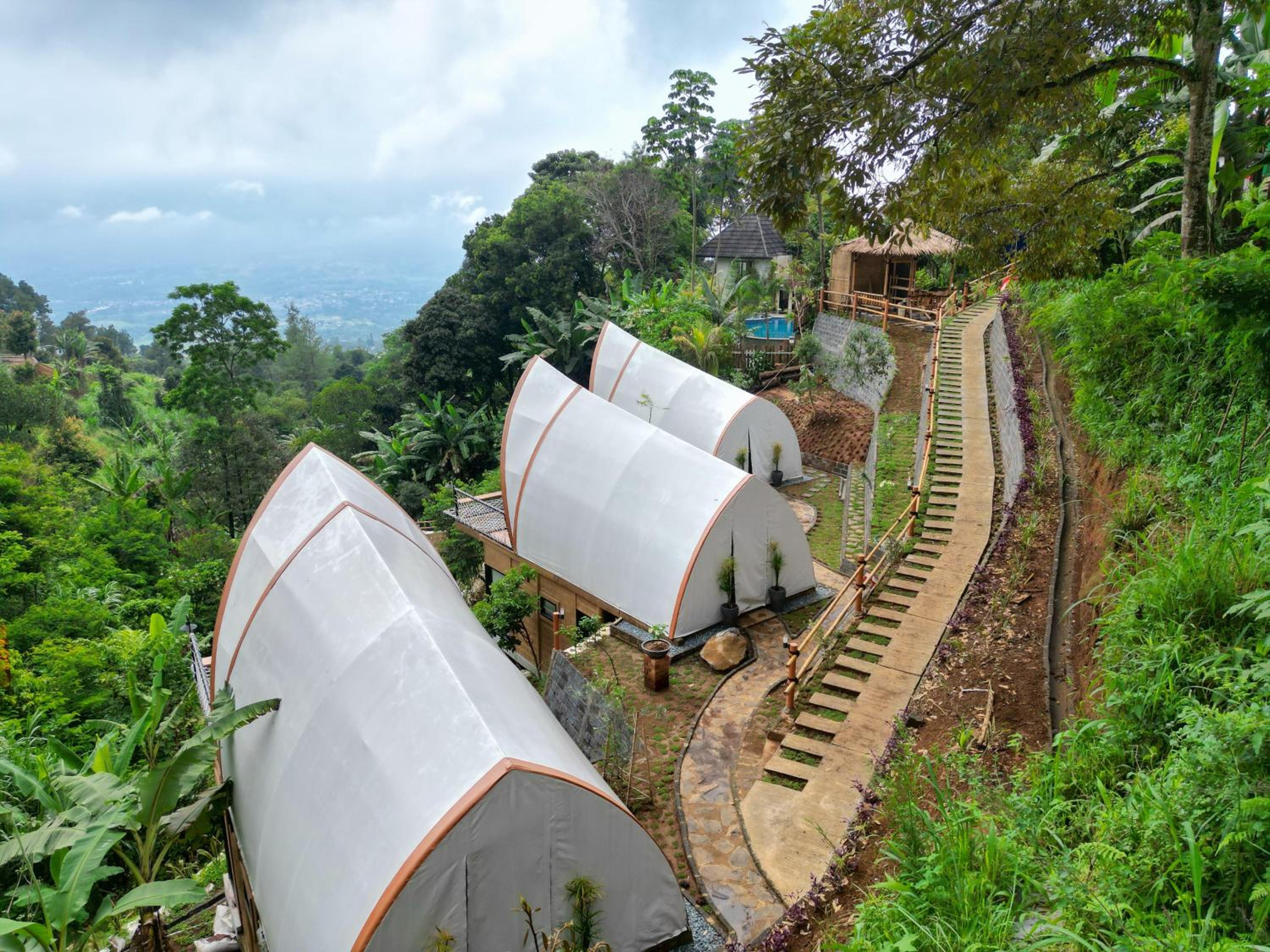 Selayang Olivehill - Kemewahan Glamping di Hutan view 2