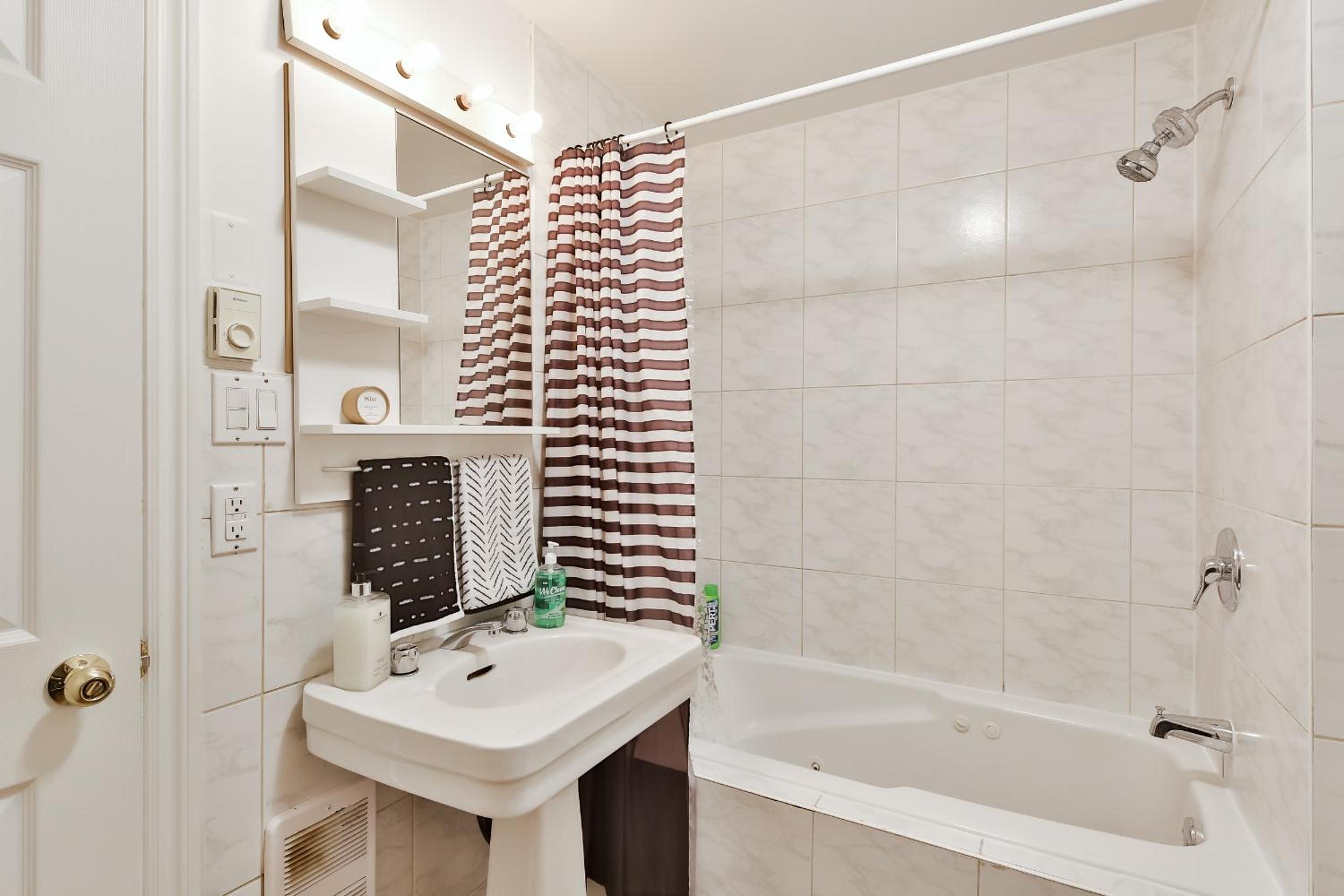 250 METERS to METRO BERRI UQAM - Spacious fully equipped APARTMENTS - 1 FREE PARKING per unit - in-unit Washer & Dryer - fully stocked KITCHEN - WORKSPACE 