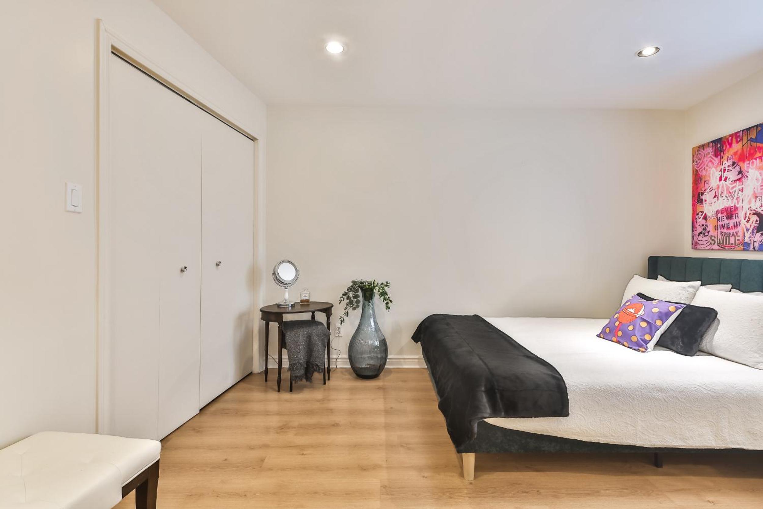 250 METERS to METRO BERRI UQAM - Spacious fully equipped APARTMENTS - 1 FREE PARKING per unit - in-unit Washer & Dryer - fully stocked KITCHEN - WORKSPACE 