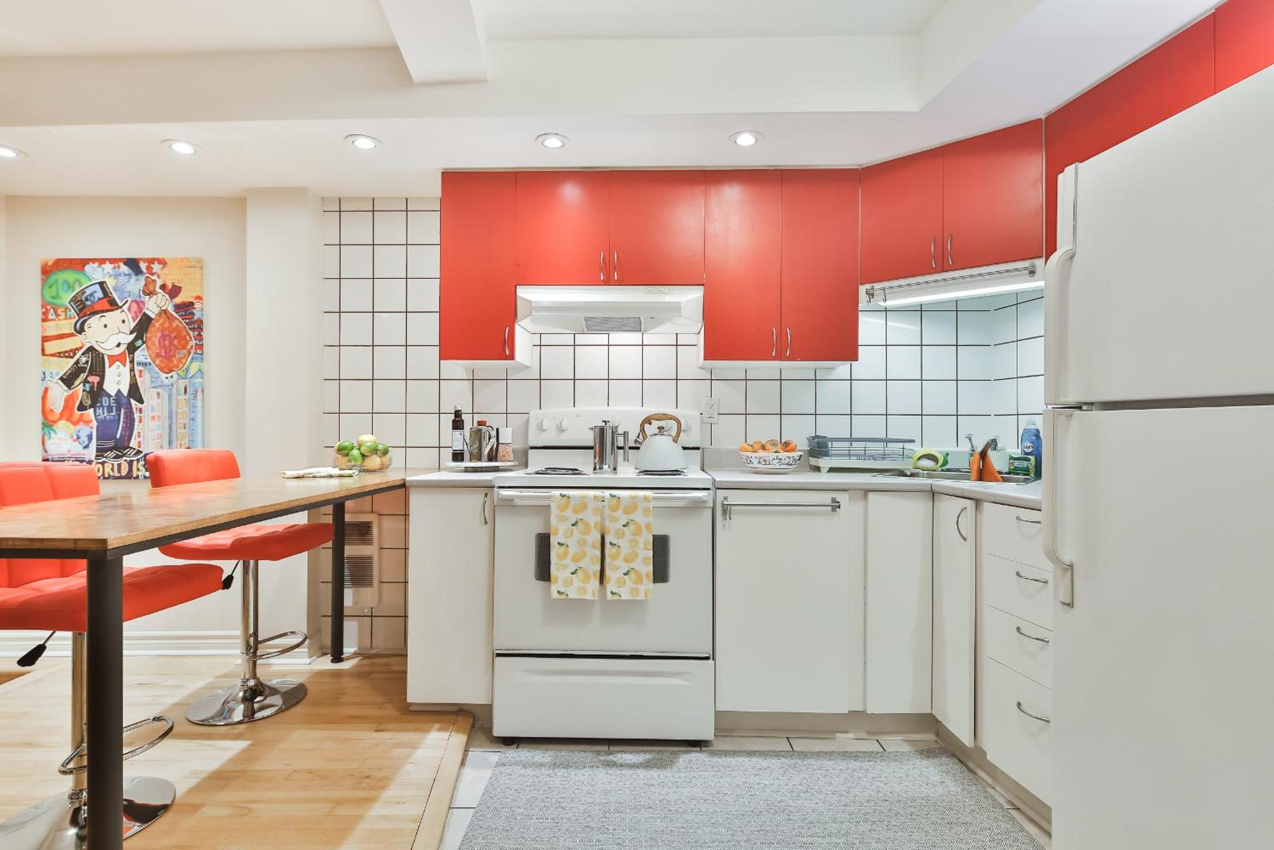 250 METERS to METRO BERRI UQAM - Spacious fully equipped APARTMENTS - 1 FREE PARKING per unit - in-unit Washer & Dryer - fully stocked KITCHEN - WORKSPACE 