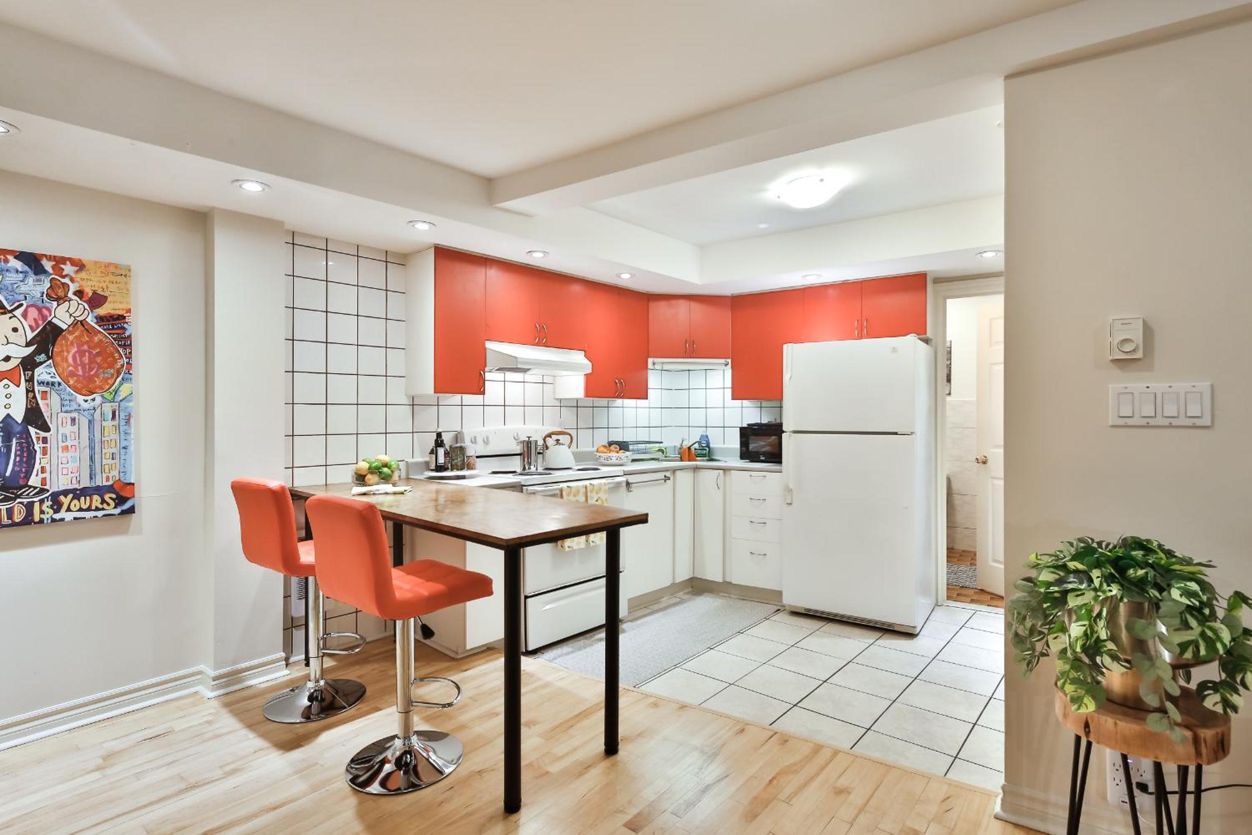 250 METERS to METRO BERRI UQAM - Spacious fully equipped APARTMENTS - 1 FREE PARKING per unit - in-unit Washer & Dryer - fully stocked KITCHEN - WORKSPACE 