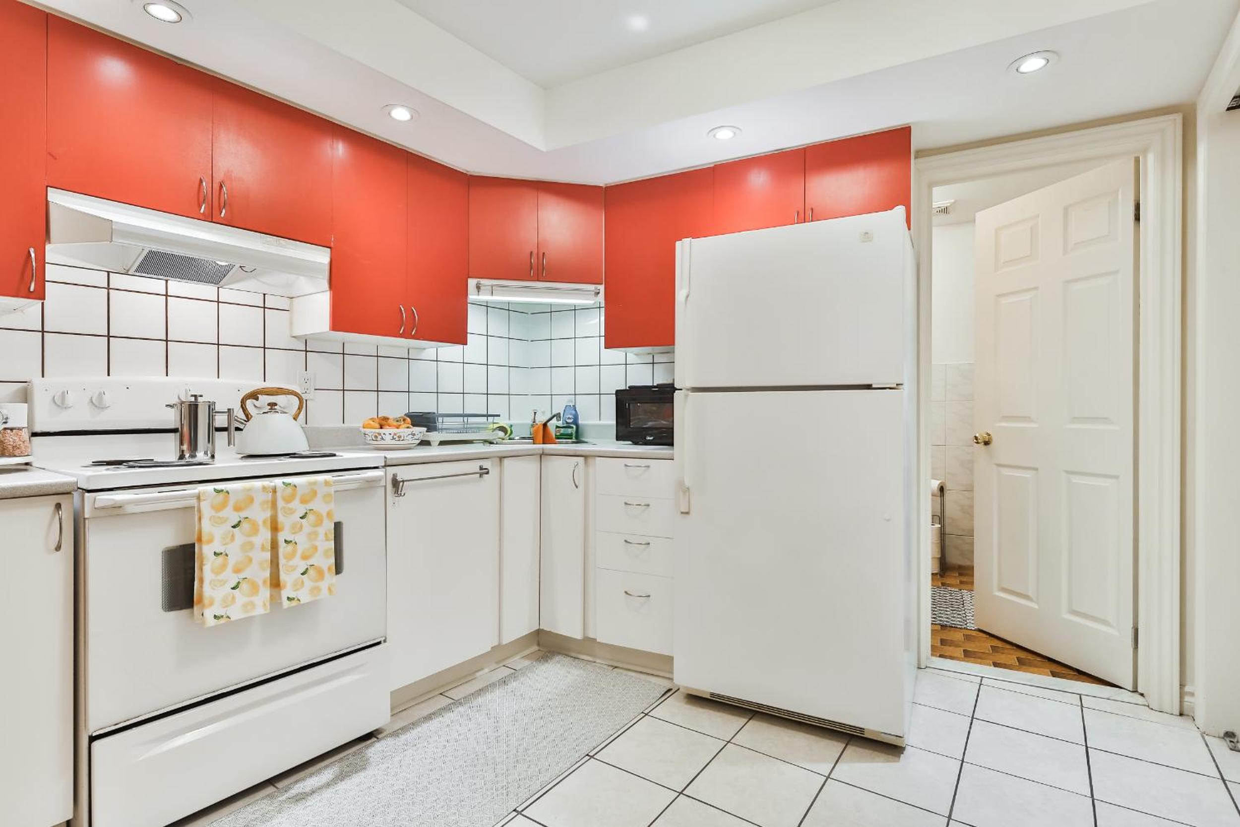 250 METERS to METRO BERRI UQAM - Spacious fully equipped APARTMENTS - 1 FREE PARKING per unit - in-unit Washer & Dryer - fully stocked KITCHEN - WORKSPACE 
