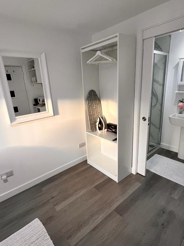 Suite 5 En-suite Room with Independent Entrance view 2