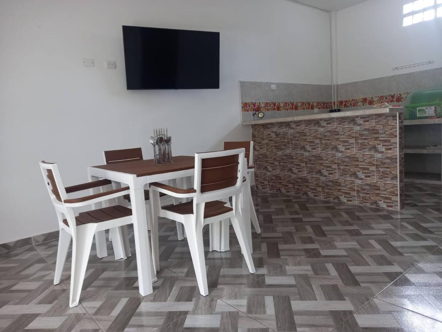 Apartamento Amplio con Parqueadero AC y Wifi cerca terminal y centro histórico