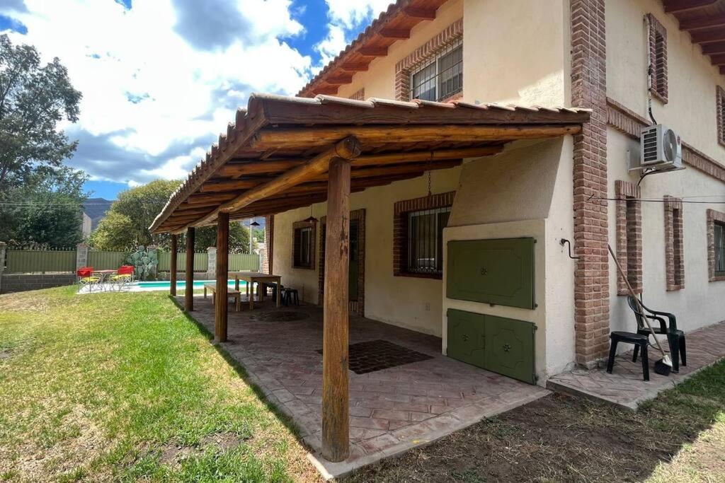 Cosquín Casa a metros del río con pileta - Hasta 12 personas