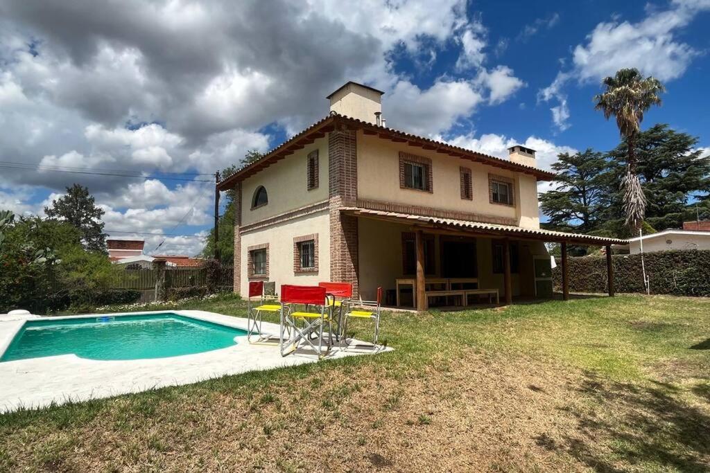Cosquín Casa a metros del río con pileta - Hasta 12 personas