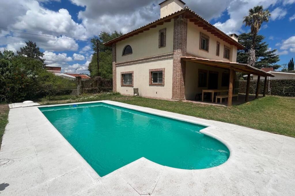 Cosquín Casa a metros del río con pileta - Hasta 12 personas
