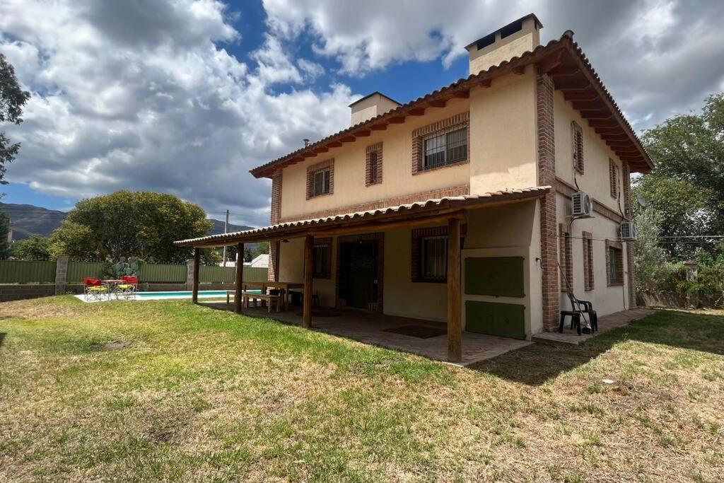 Cosquín Casa a metros del río con pileta - Hasta 12 personas