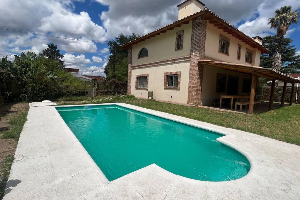 Cosquín Casa a metros del río con pileta - Hasta 12 personas