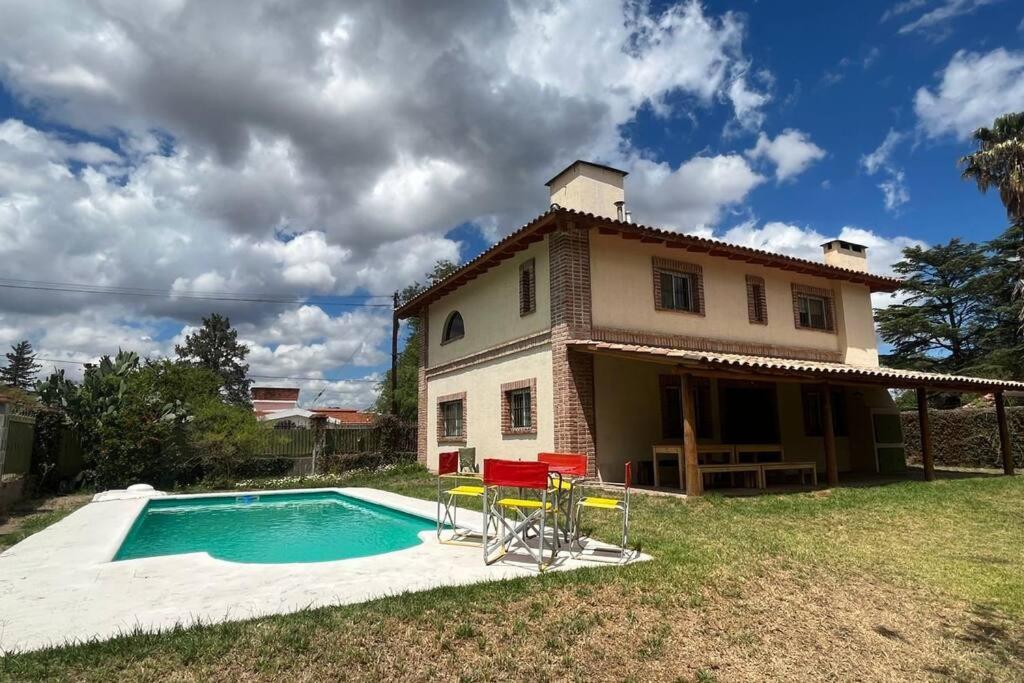 Cosquín Casa a metros del río con pileta - Hasta 12 personas