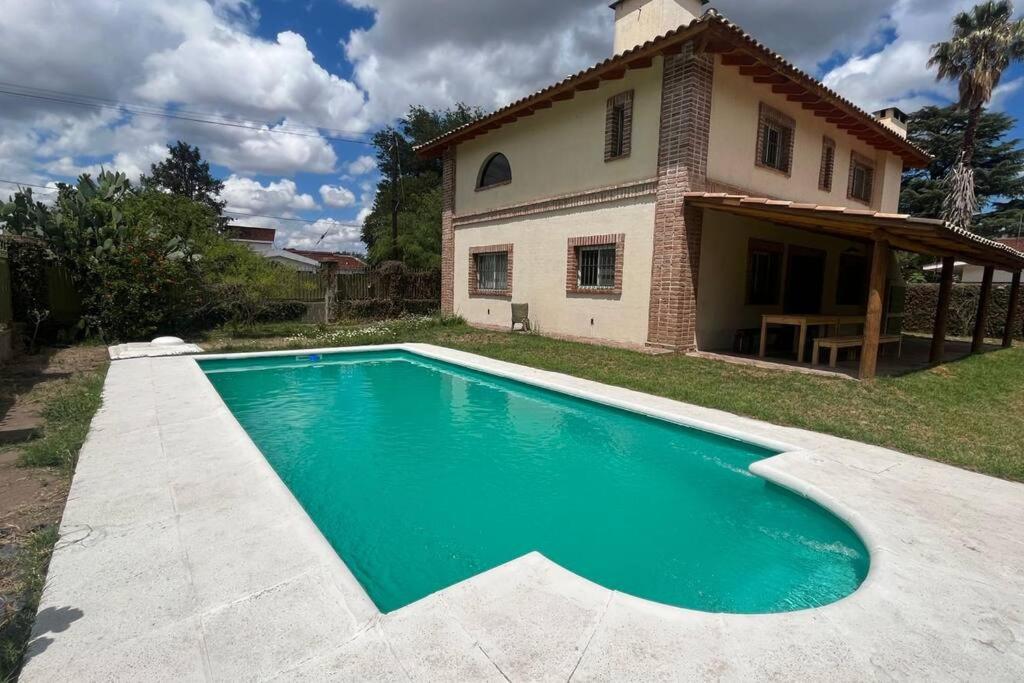Cosquín Casa a metros del río con pileta - Hasta 12 personas
