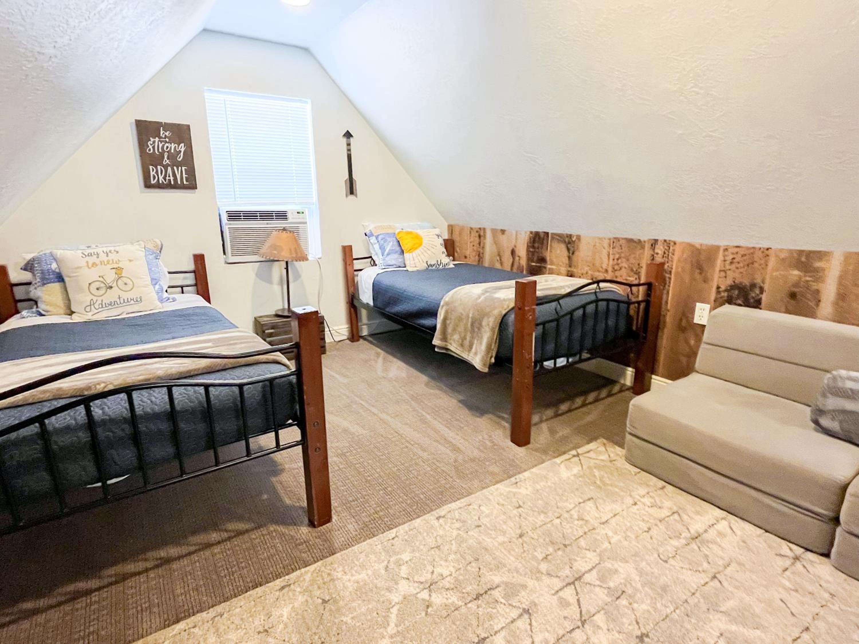The Jailer's Cottage * Entire Home * Sleeps 12 view 5