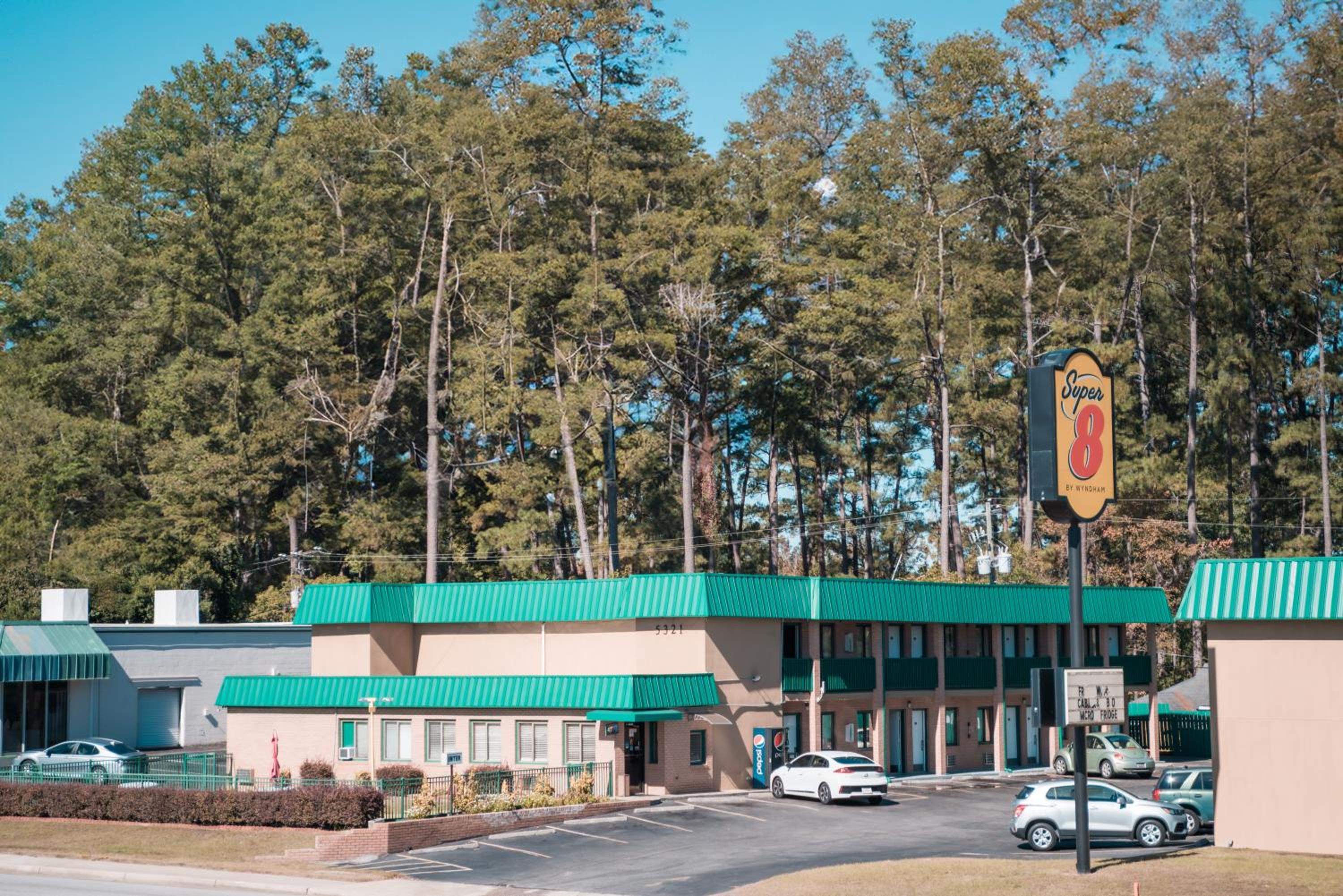 Hotel Super 8 by Wyndham Columbia/Ft. Jackson SC - Image 1