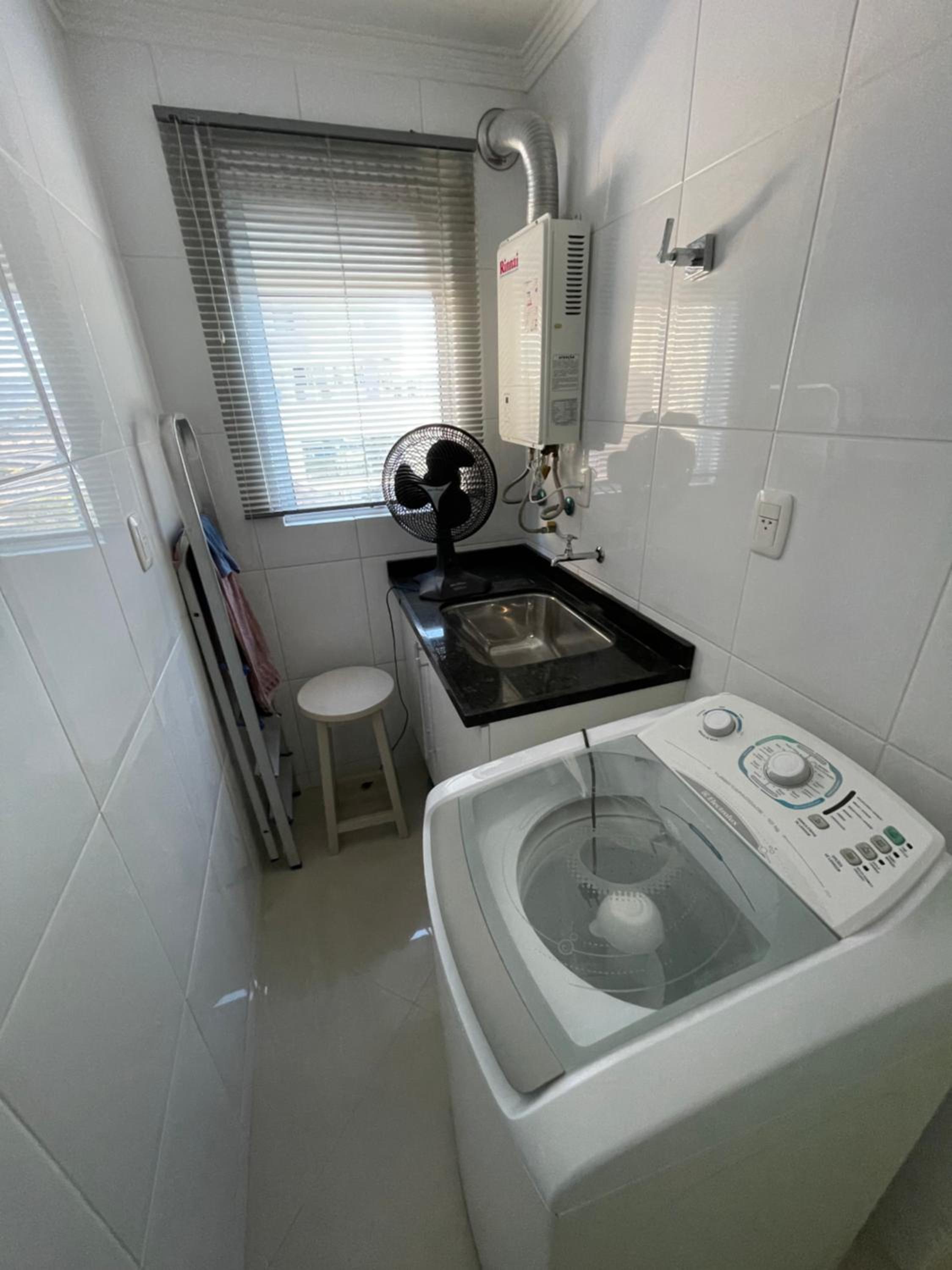 Apartamento com 3 suítes a 300 metros da praia