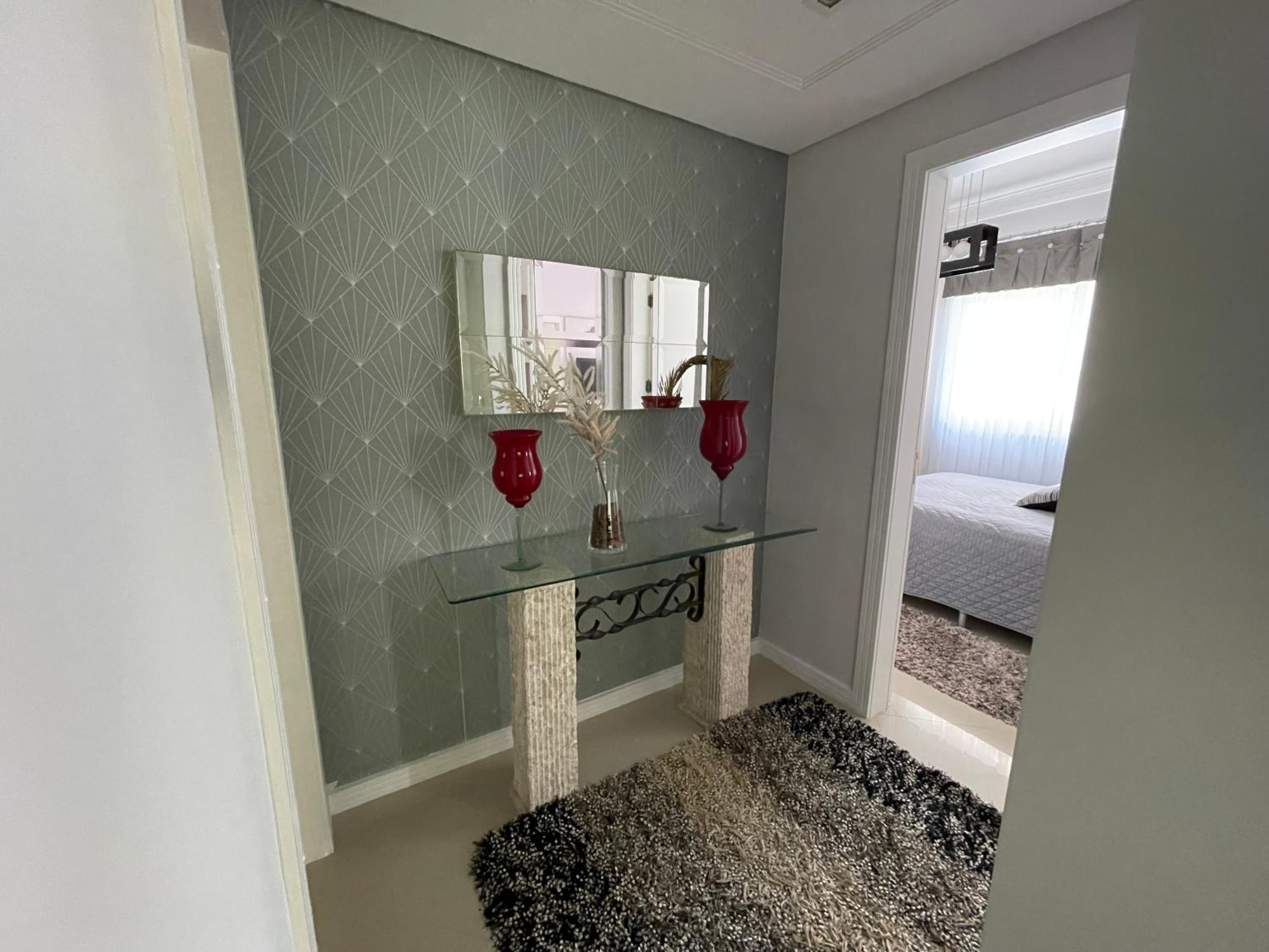 Apartamento com 3 suítes a 300 metros da praia