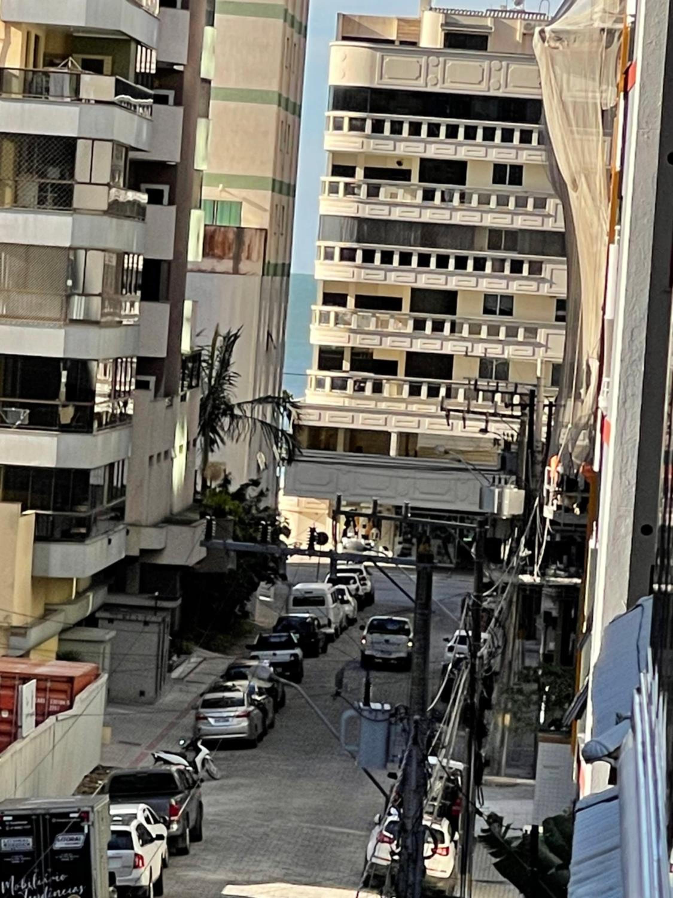 Apartamento com 3 suítes a 300 metros da praia