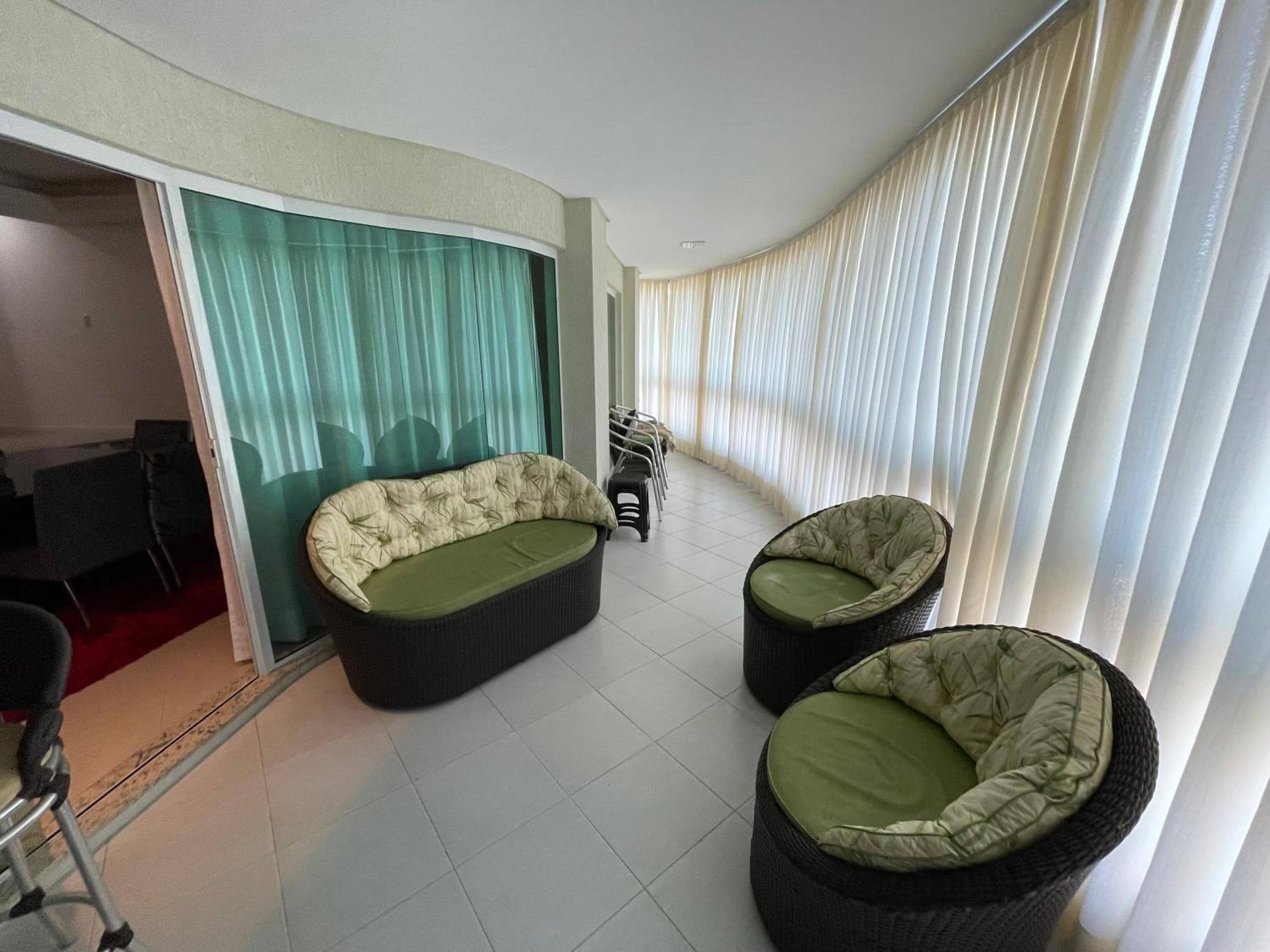 Apartamento com 3 suítes a 300 metros da praia