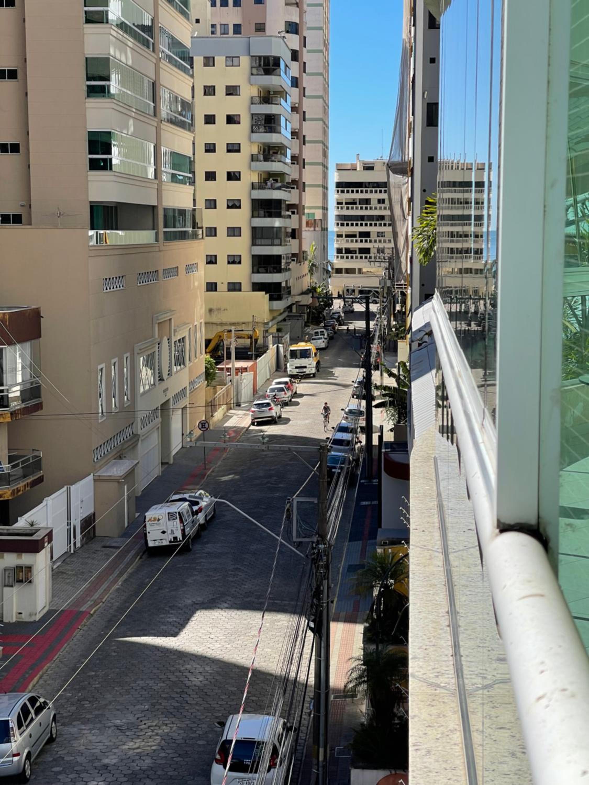 Apartamento com 3 suítes a 300 metros da praia