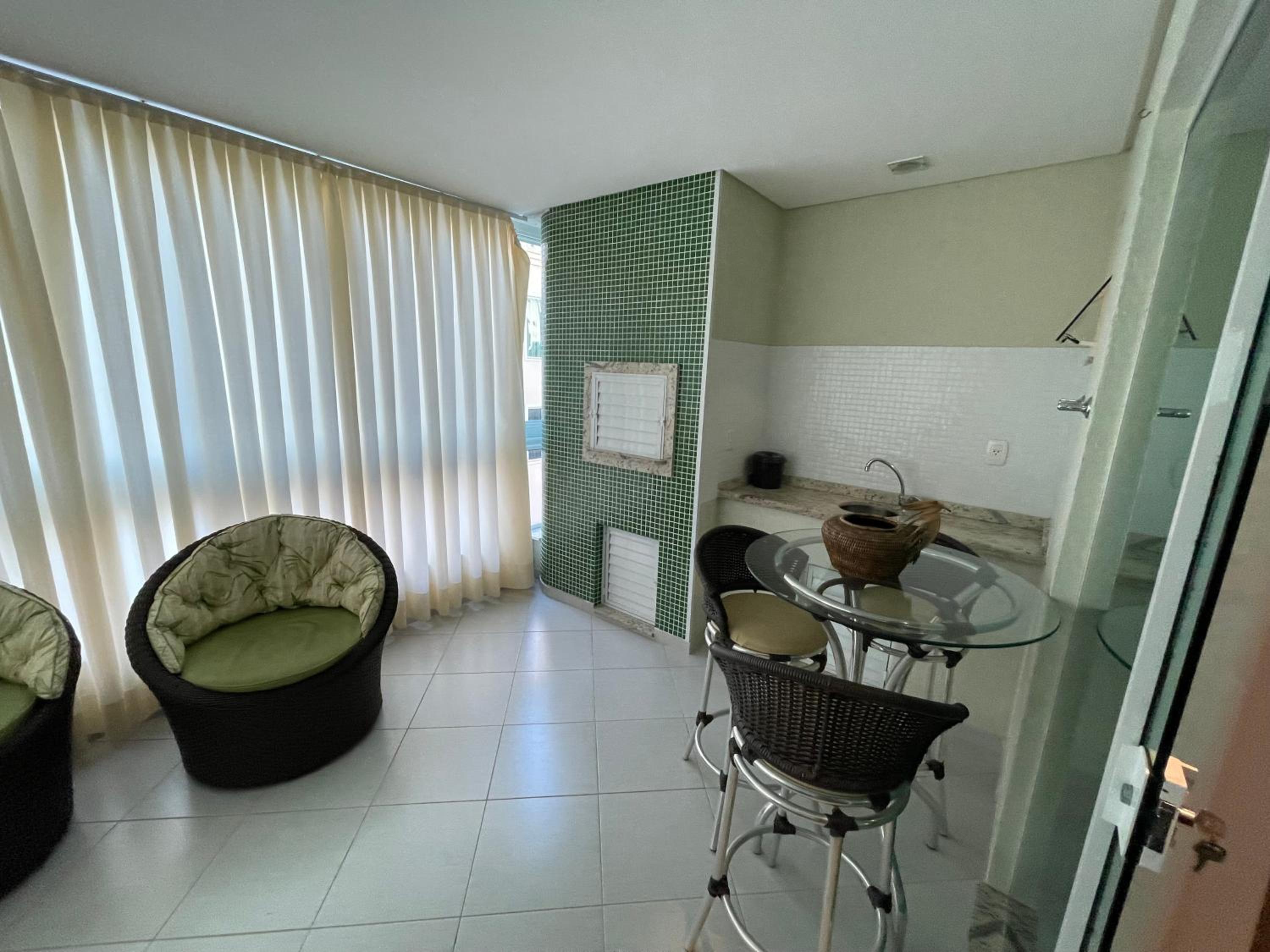 Apartamento com 3 suítes a 300 metros da praia