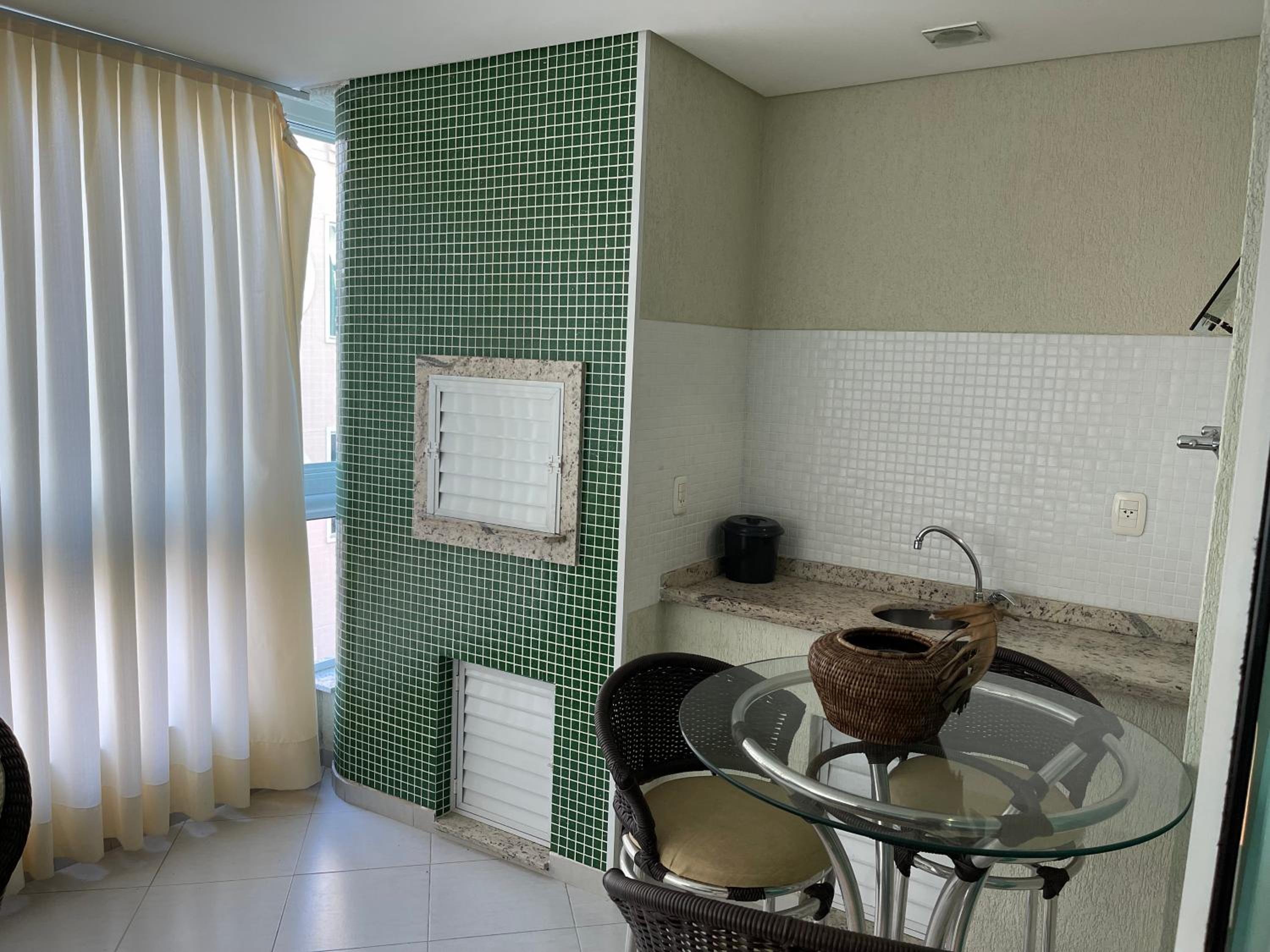 Apartamento com 3 suítes a 300 metros da praia