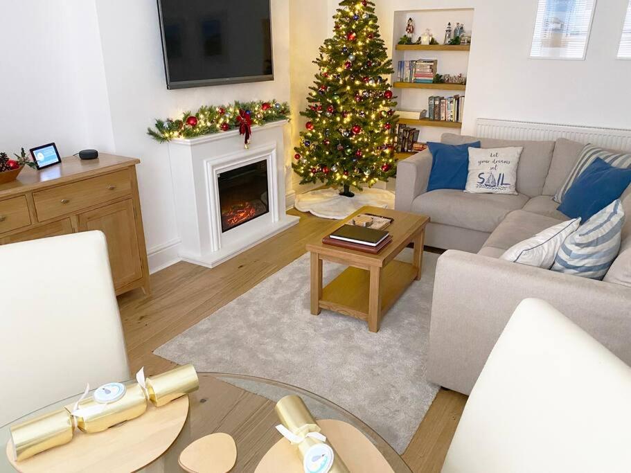 Central Llandudno, Private Parking near to Beach, Pier & Shops view 5