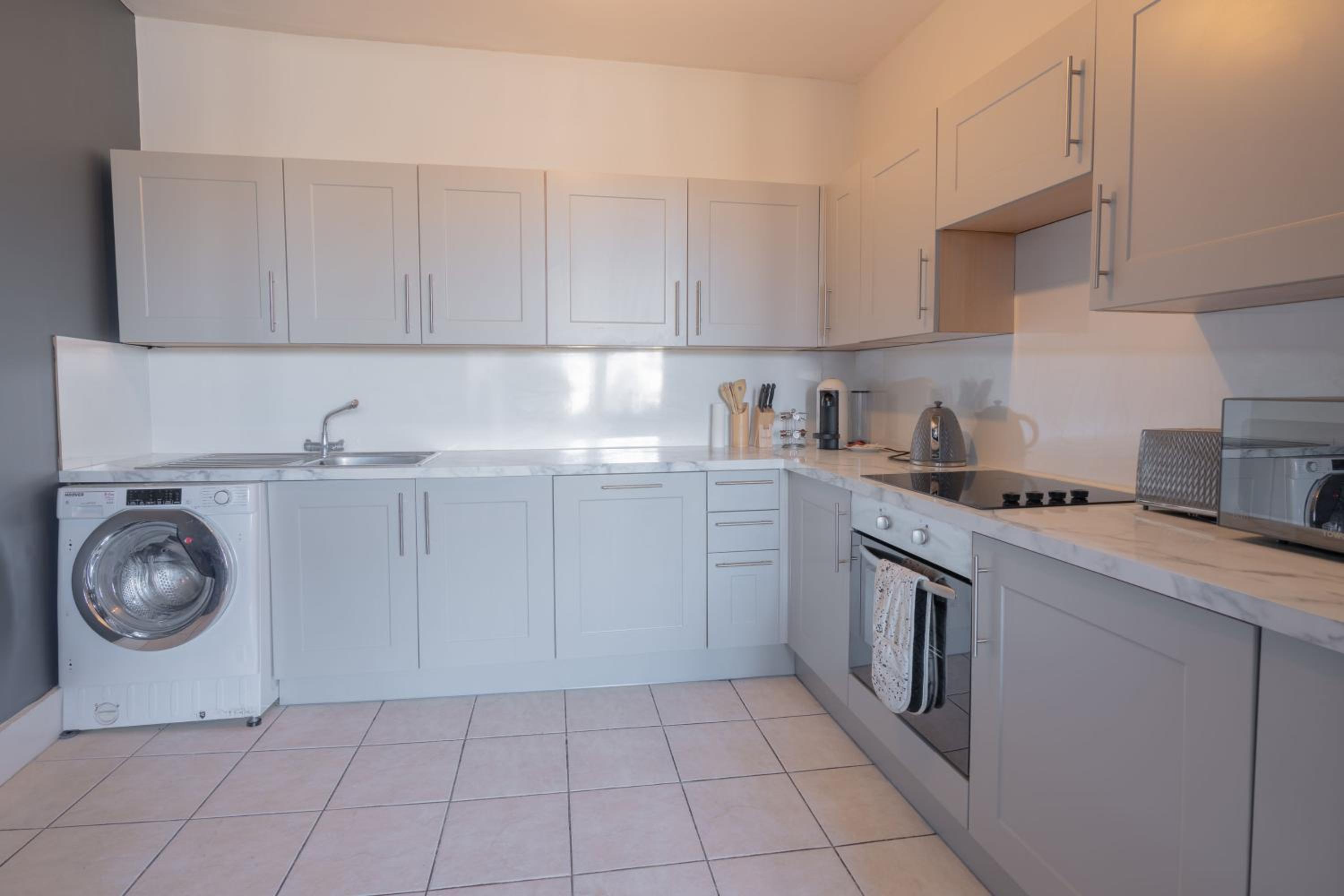 Large Apartment, Free Parking, Sleeps 10, for Contractors, Families overlooking Royal Pavilion view 2