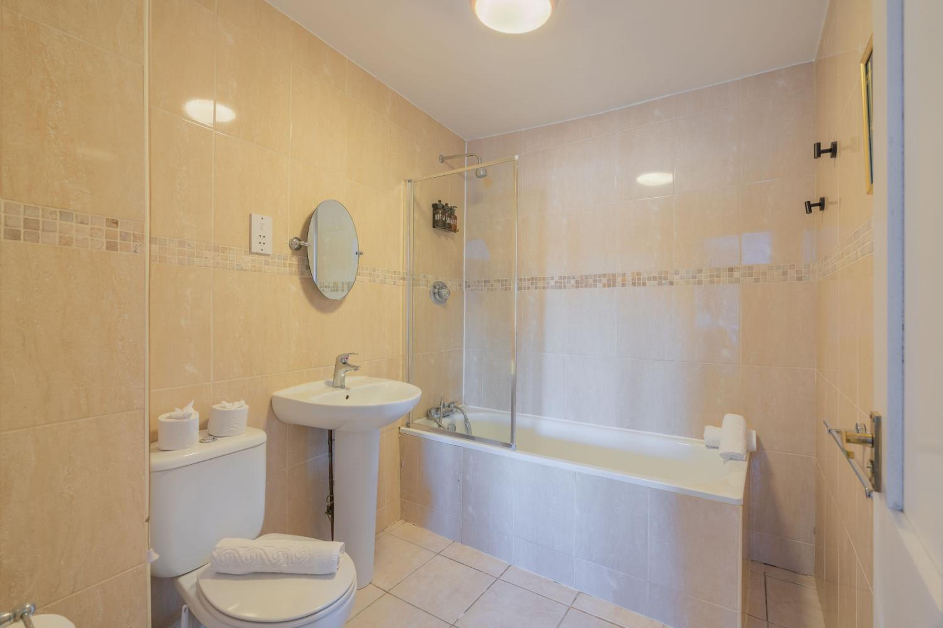Large Apartment, Free Parking, Sleeps 10, for Contractors, Families overlooking Royal Pavilion view 3
