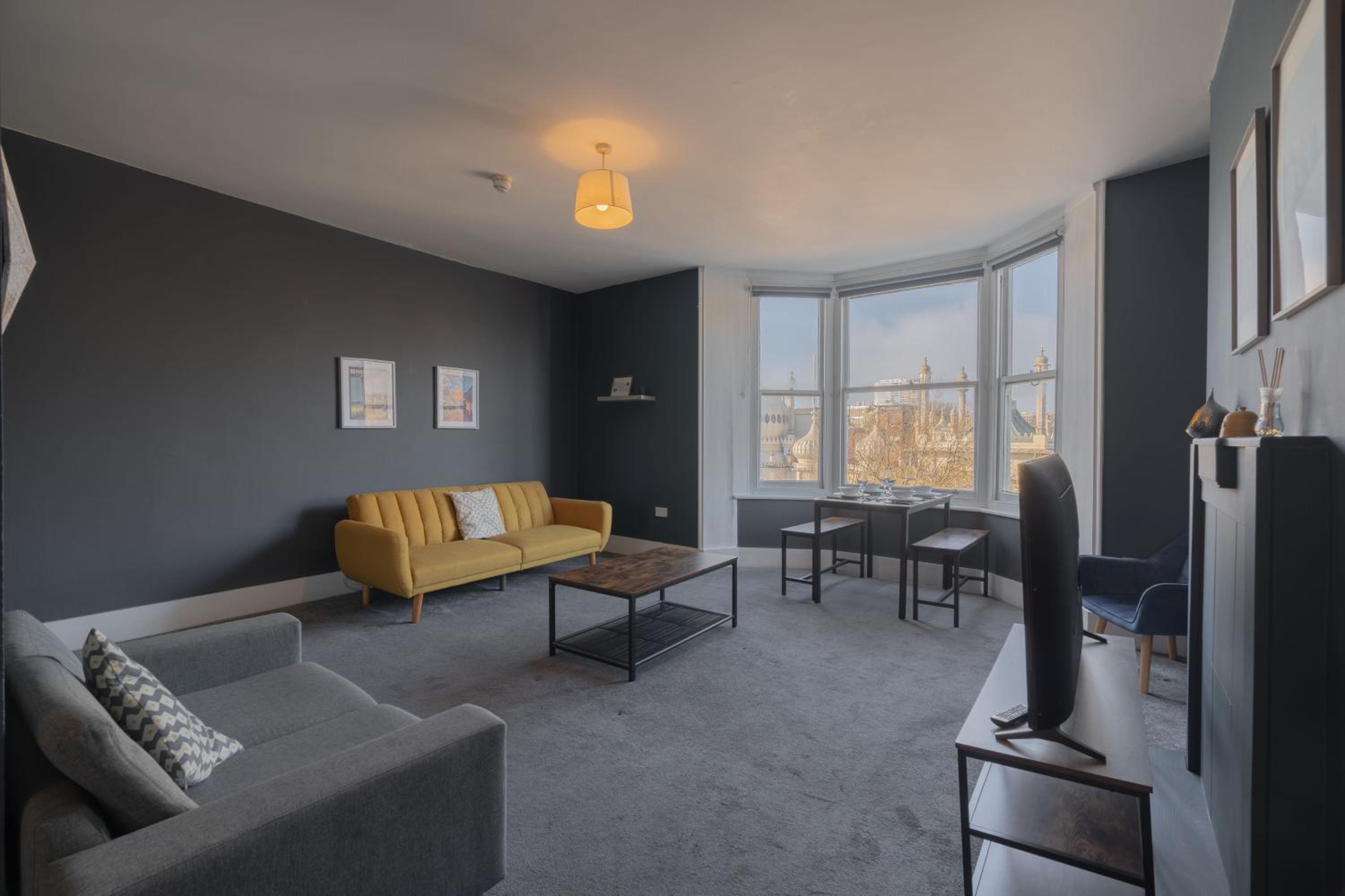 Large Apartment, Free Parking, Sleeps 10, for Contractors, Families overlooking Royal Pavilion view 5