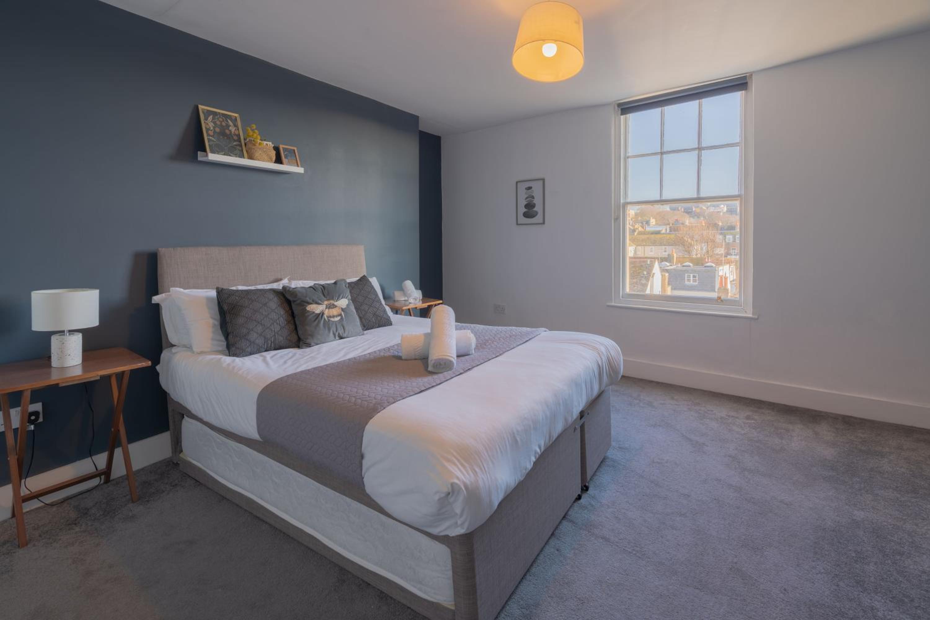 Large Apartment, Free Parking, Sleeps 10, for Contractors, Families overlooking Royal Pavilion view 4