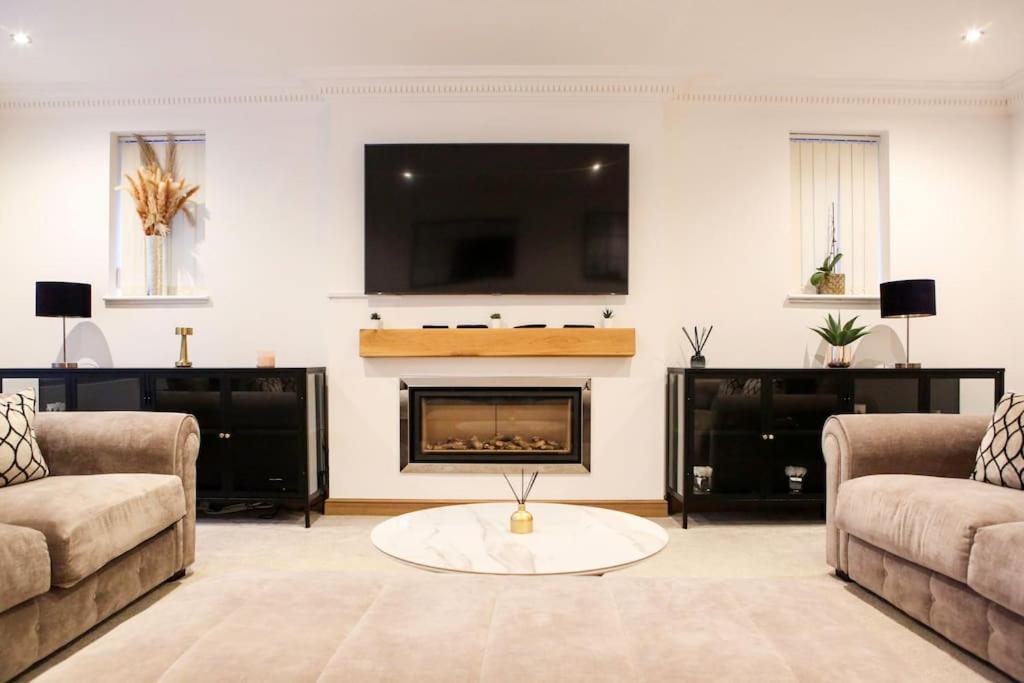 Hot Tub/Football Court/Sleeps 12/Luxury Villa view 2