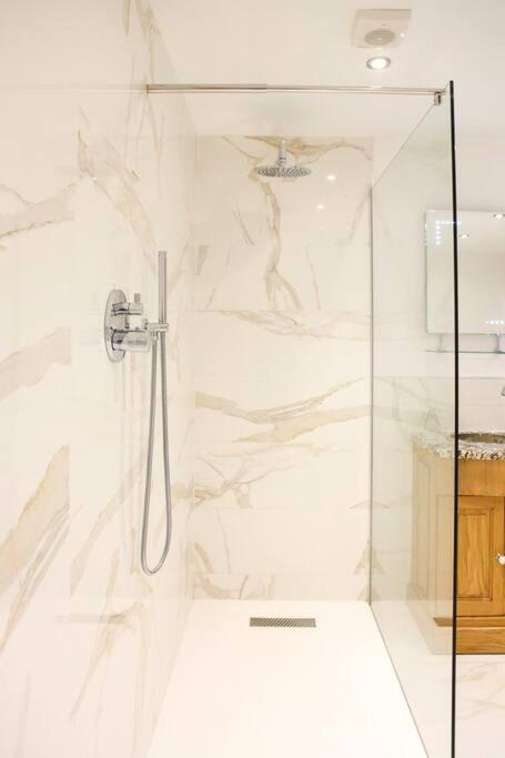 Hot Tub/Football Court/Sleeps 12/Luxury Villa view 4