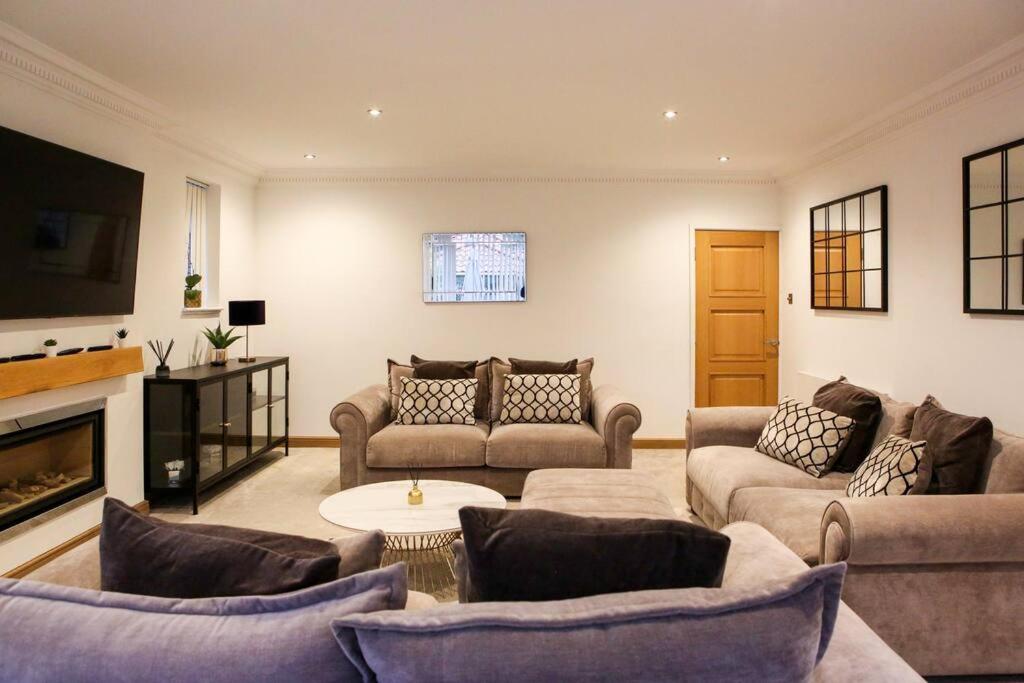 Hot Tub/Football Court/Sleeps 12/Luxury Villa view 5
