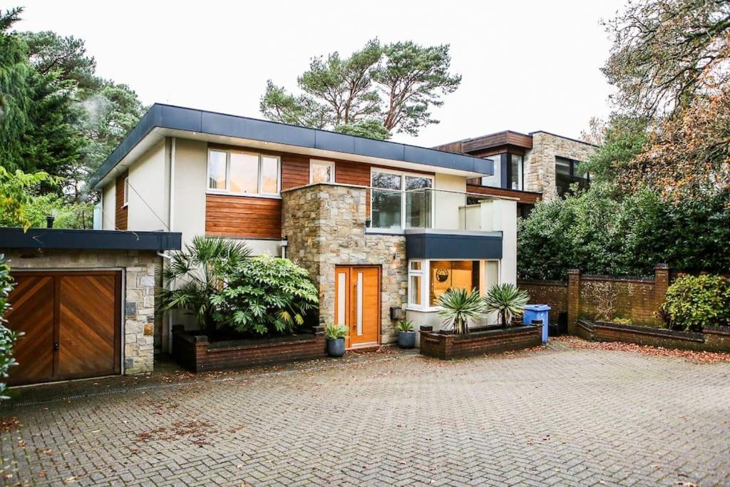 Hotel Hot Tub/football Court/sleeps 12/luxury Villa