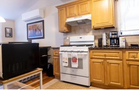 Chic modern bedroom 5 mins from JFK view 2