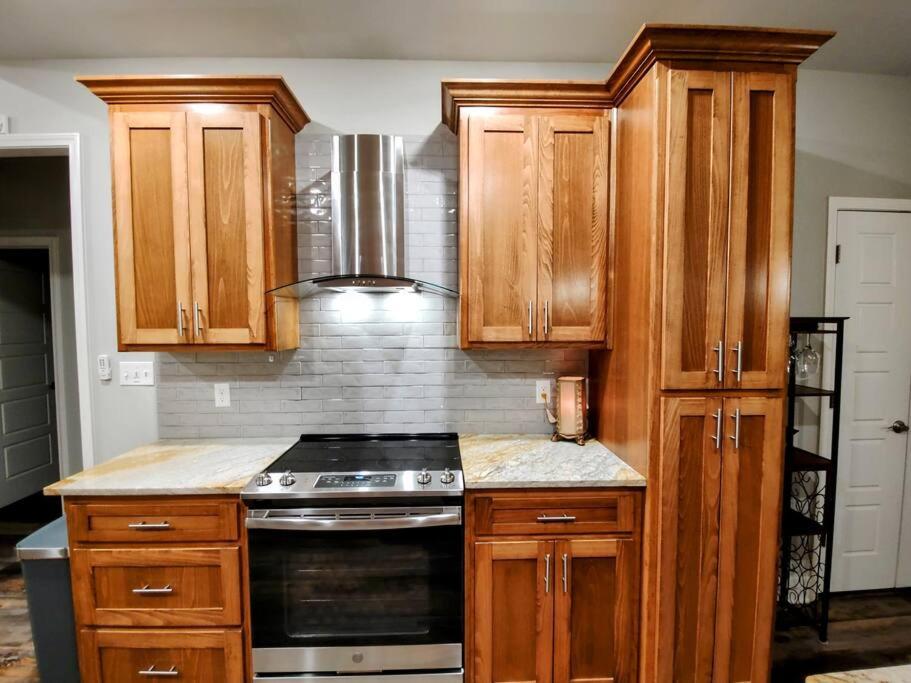 Duplex Lakeview A - 10 Minutes to Oaklawn Racing & Gaming view 2