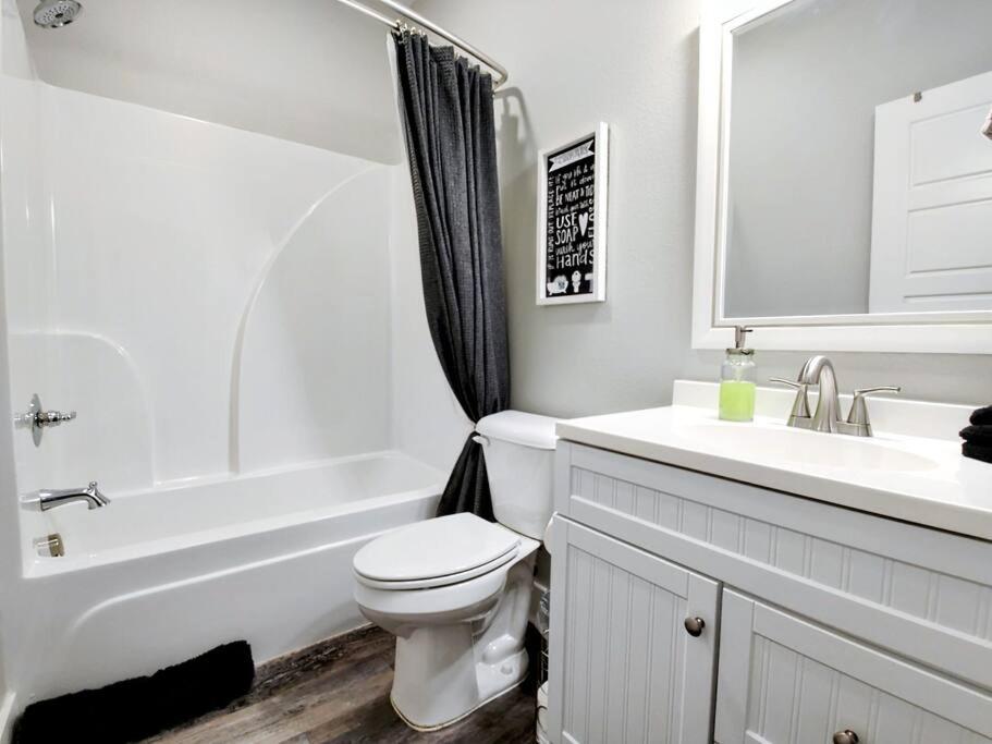 Duplex Lakeview A - 10 Minutes to Oaklawn Racing & Gaming view 3