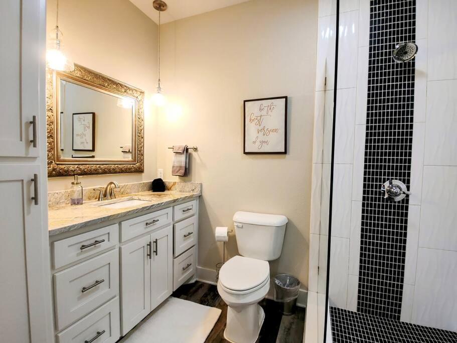 Duplex Lakeview A - 10 Minutes to Oaklawn Racing & Gaming view 5