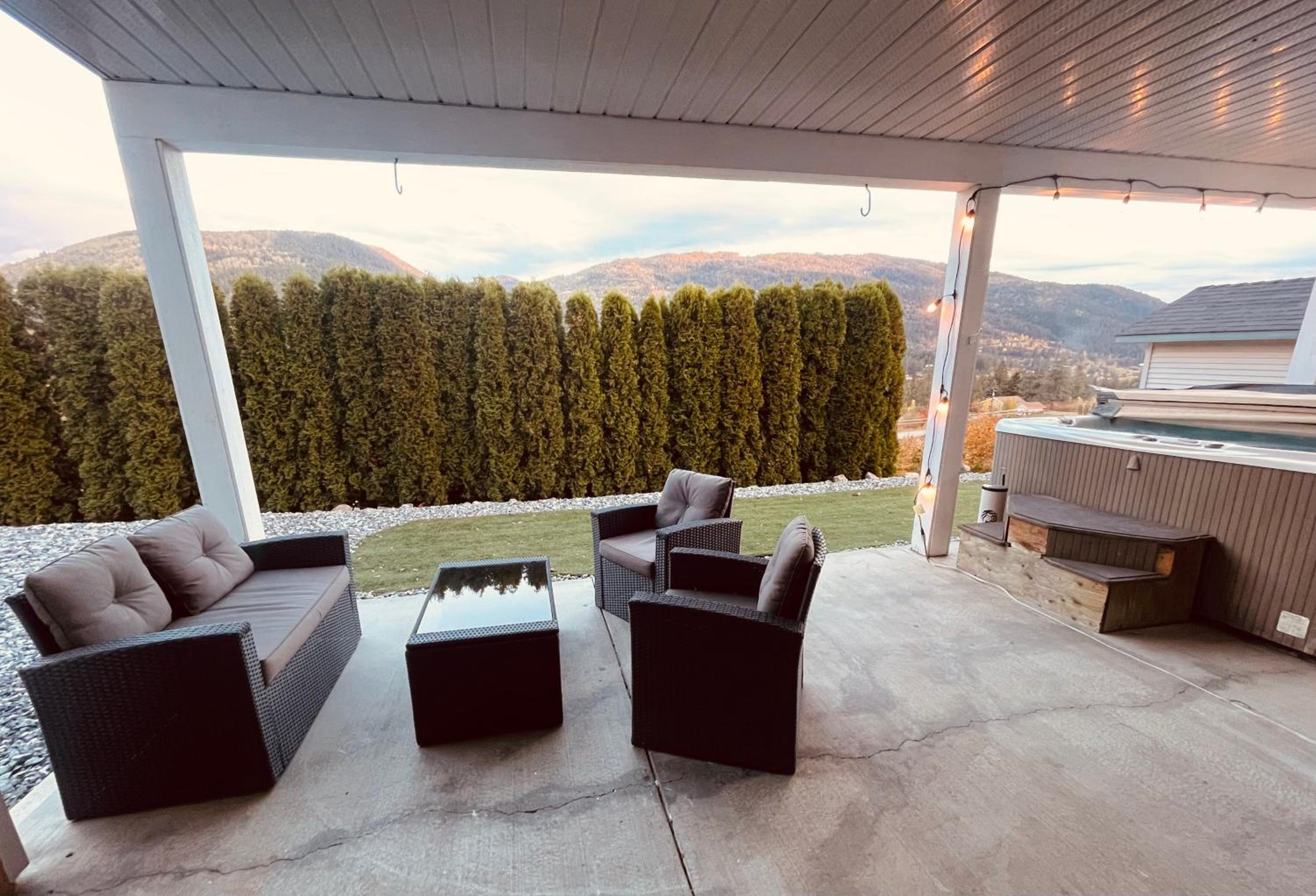 Relaxing 3 bedroom suite, near Silver Star Resort