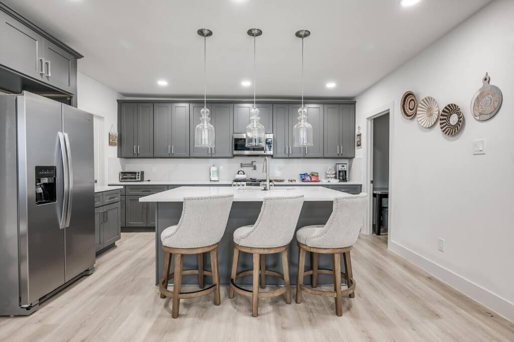 Stunning 5 BDR Oasis. 1 Mile from the Seawall!