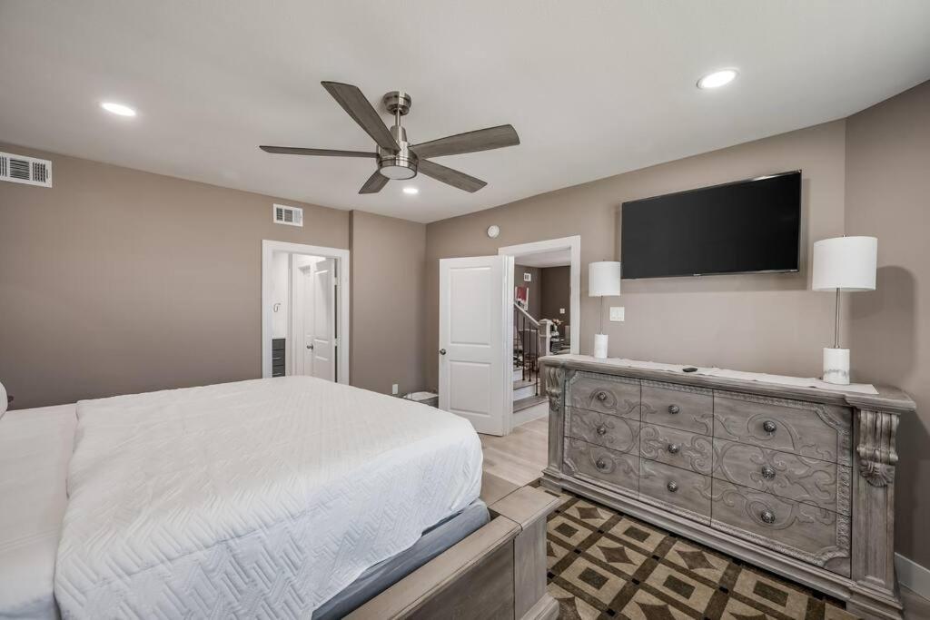 Stunning 5 BDR Oasis. 1 Mile from the Seawall!