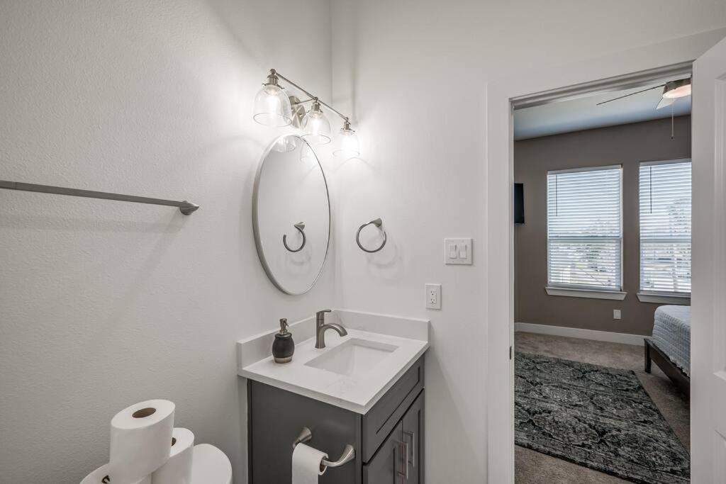 Stunning 5 BDR Oasis. 1 Mile from the Seawall!