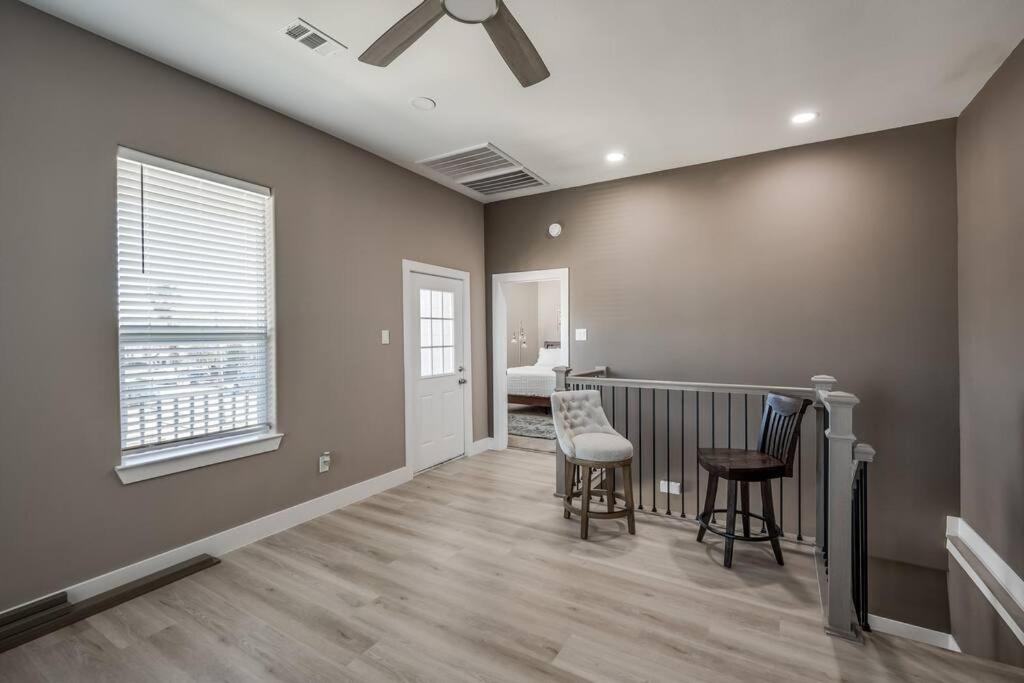 Stunning 5 BDR Oasis. 1 Mile from the Seawall!
