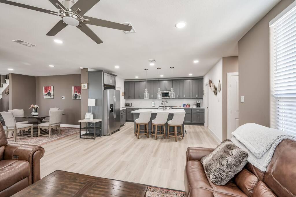 Stunning 5 BDR Oasis. 1 Mile from the Seawall!