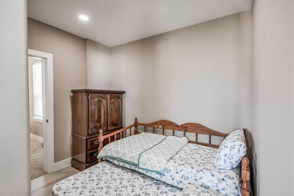 Stunning 5 BDR Oasis. 1 Mile from the Seawall!