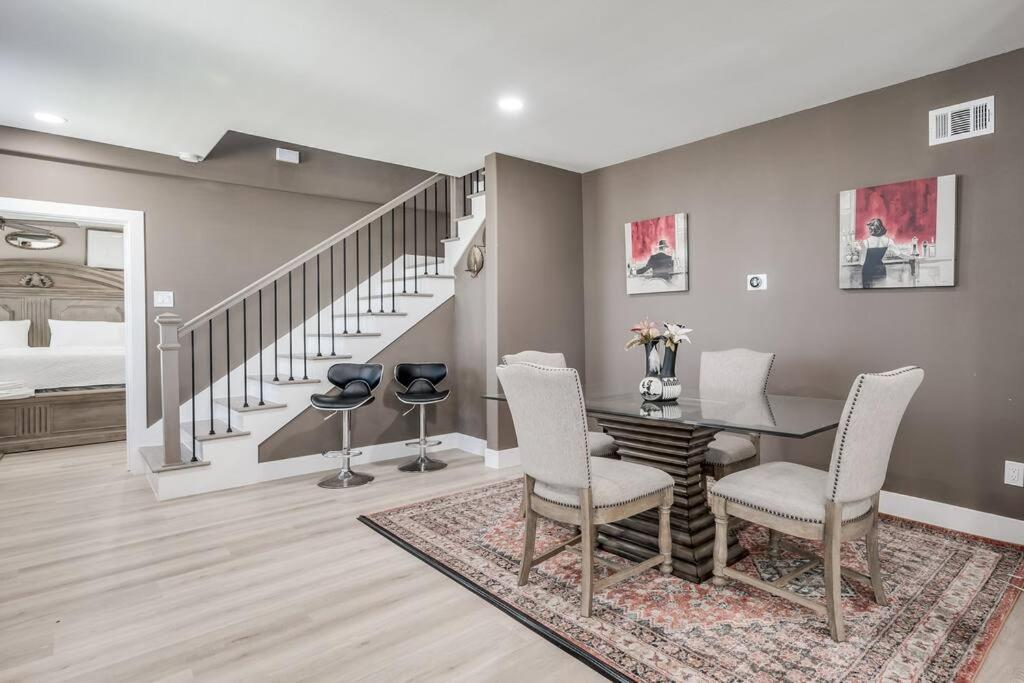 Stunning 5 BDR Oasis. 1 Mile from the Seawall!